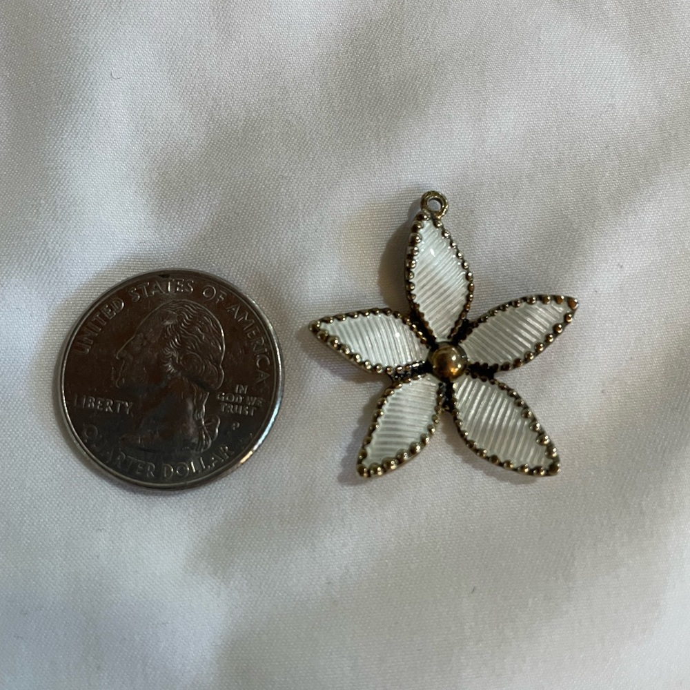 Vintage white flower enamel Norwegian charm/pendant